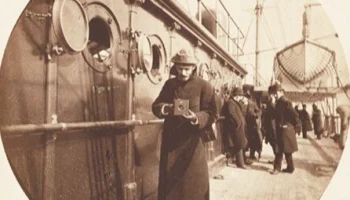 Джордж Истмен получил патент на фотокамеру, заправляемую фотопленкой, и зарегистрировал торговый знак &laquo;Кодак&raquo;